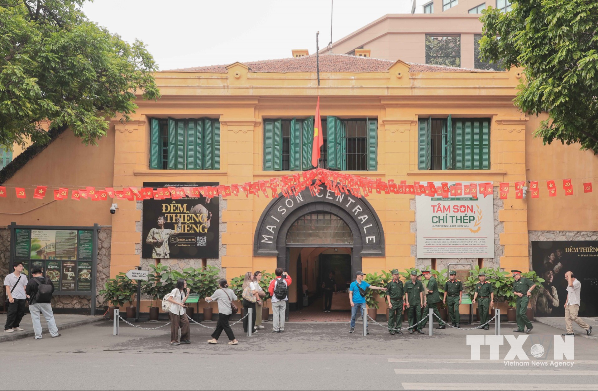 Di tích Nhà tù Hỏa Lò (Hà Nội) trở thành điểm đến thu hút đông đảo người dân cùng du khách trong và ngoài nước. ( Ảnh: Phan Phương/TTXVN)